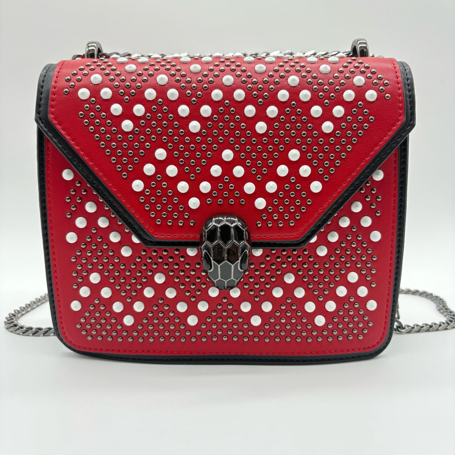 Bolso rojo apliques y cadena plomo 20cm* 7cm* 16cm C- 23195